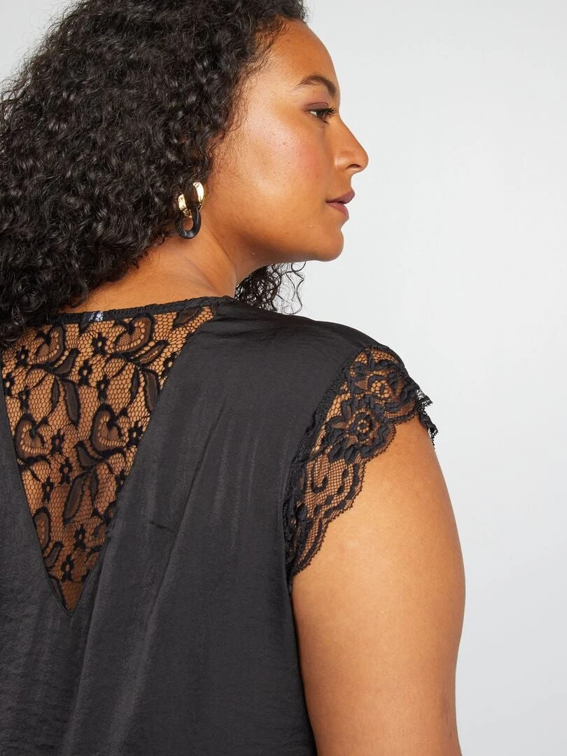 Blusa Con Escote De Pico Y Encaje - Negro 7 Blusa Con Escote De Pico Y Encaje - Negro - Imagen 5