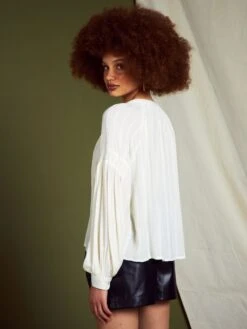 Blusa Con Manga Abombada Y Tejido Texturizado - AS CRUDO -TrendyModa Ventas blusa con manga abombada y tejido texturizado as crudo axn30 1 frb5