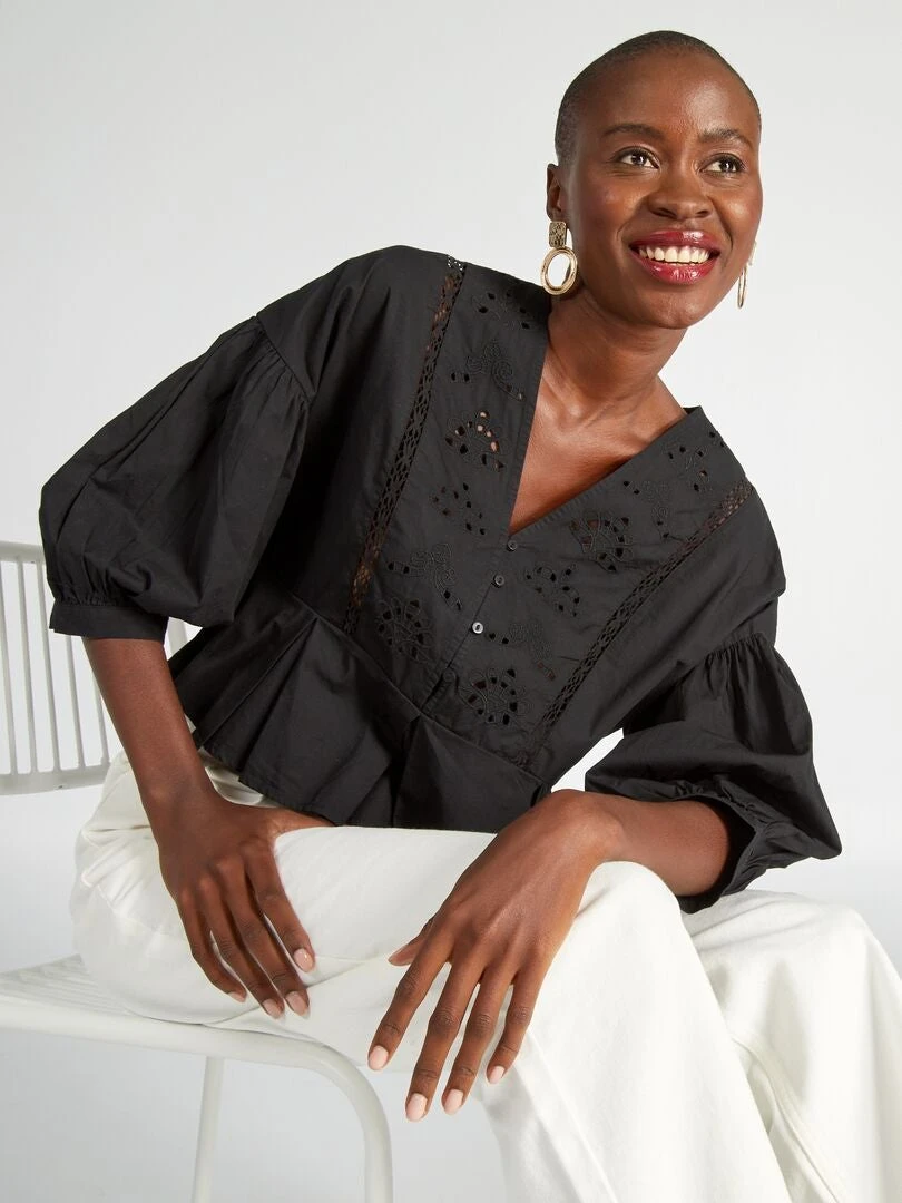 Blusa Crop Top Con Aberturas Bordadas - Negro 3 Blusa Crop Top Con Aberturas Bordadas - Negro