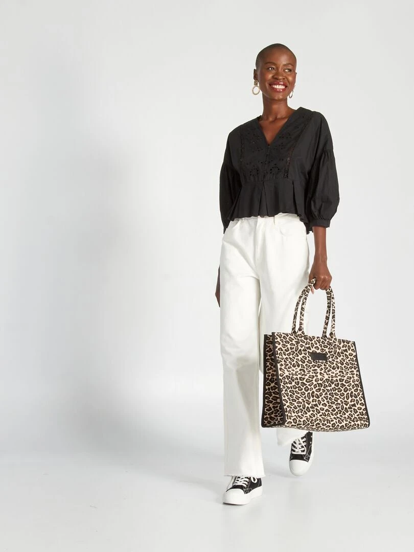 Blusa Crop Top Con Aberturas Bordadas - Negro 4 Blusa Crop Top Con Aberturas Bordadas - Negro - Imagen 2