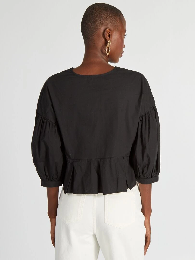 Blusa Crop Top Con Aberturas Bordadas - Negro 6 Blusa Crop Top Con Aberturas Bordadas - Negro - Imagen 4