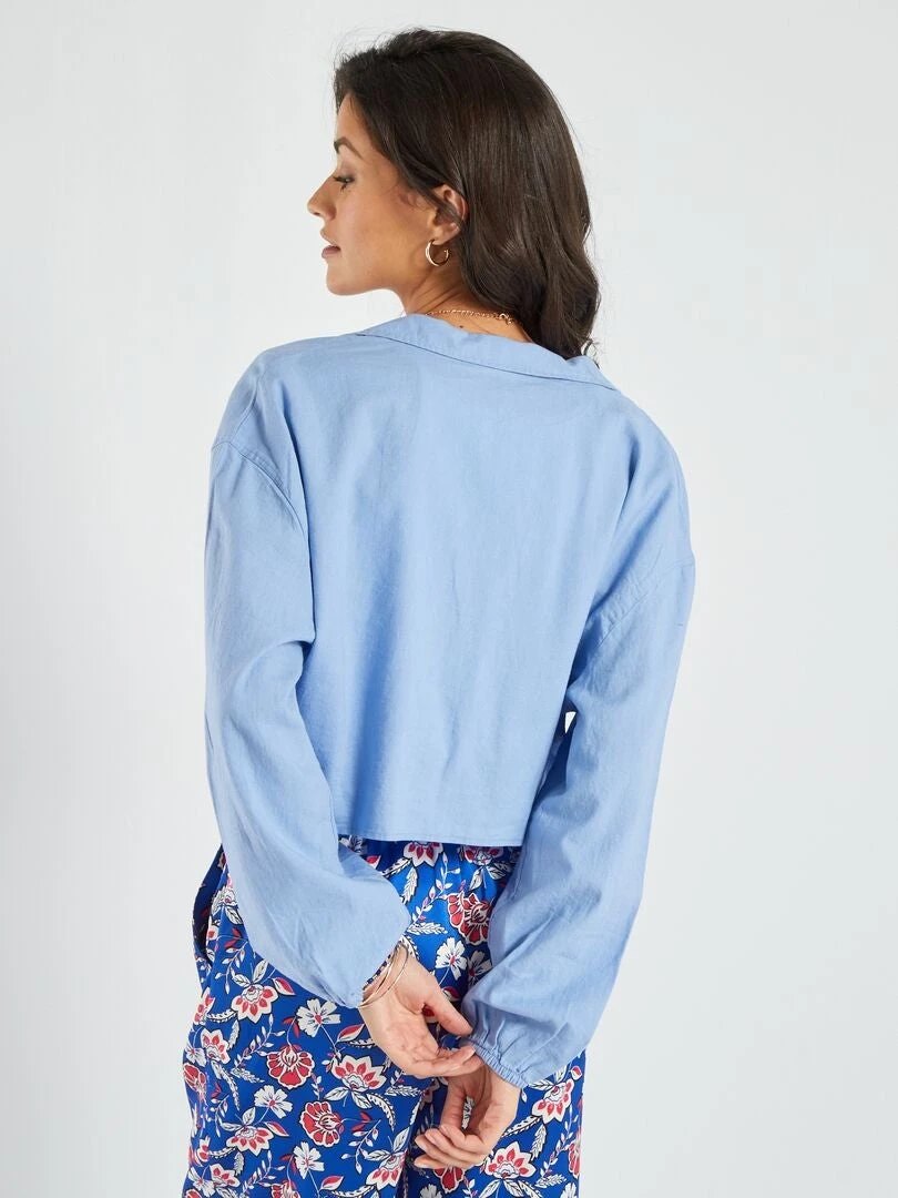 Blusa Cropped Con Cuello De Pico - BELAIR_BLU 5 Blusa Cropped Con Cuello De Pico - BELAIR_BLU - Imagen 3