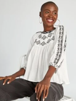 Blusa De Manga Abombada Con Bordado Negro - AS CRUDO