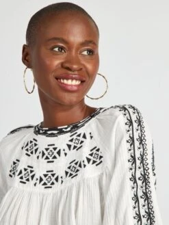 Blusa De Manga Abombada Con Bordado Negro - AS CRUDO -TrendyModa Ventas blusa de manga abombada con bordado negro as crudo axn28 1 frb3