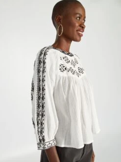 Blusa De Manga Abombada Con Bordado Negro - AS CRUDO -TrendyModa Ventas blusa de manga abombada con bordado negro as crudo axn28 1 frb5