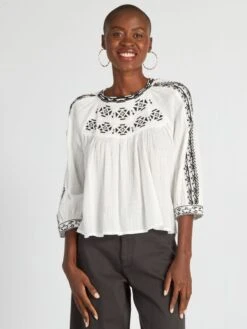 Blusa De Manga Abombada Con Bordado Negro - AS CRUDO -TrendyModa Ventas blusa de manga abombada con bordado negro as crudo axn28 1 frb6