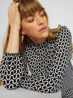 Blusa Estampada De Cuello Alto Con Volante - NEGRO -TrendyModa Ventas blusa estampada de cuello alto con volante negro aeb10 2 frb3