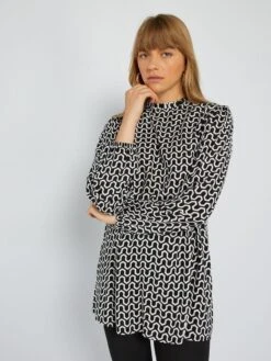 Blusa Estampada De Cuello Alto Con Volante - NEGRO -TrendyModa Ventas blusa estampada de cuello alto con volante negro aeb10 2 frb5