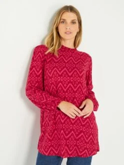 Blusa Estampada De Cuello Alto Con Volante - ROSA