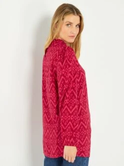 Blusa Estampada De Cuello Alto Con Volante - ROSA -TrendyModa Ventas blusa estampada de cuello alto con volante rosa aeb10 1 frb3