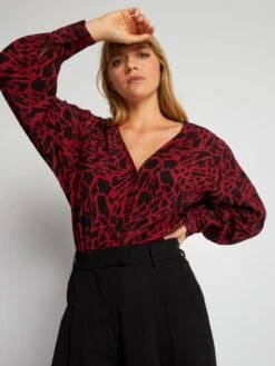 Blusa Vaporosa Con Estampado - Negro/rojo