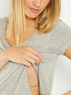 Camiseta De Lactancia Con Cuello Redondo - GRIS -TrendyModa Ventas camiseta de lactancia con cuello redondo gris ahw26 1 frb2