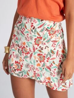 Falda Corta Cruzada Con Estampado De Flores - BEIGE