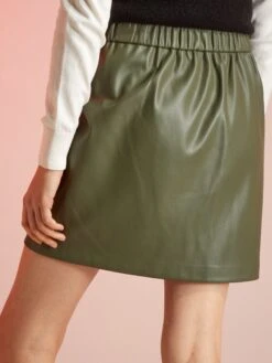 Falda Corta De Material Sintético - Verde Oscuro -TrendyModa Ventas falda corta de material sintetico verde oscuro zi691 3 frb3