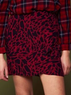 Falda Corta De Punto De Crepé - TAQUIRUBINA