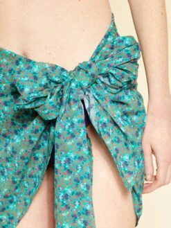 Pareo Corto Anudable Con Estampado De Flores - VERDE -TrendyModa Ventas pareo corto anudable con estampado de flores verde zs127 2 frb4