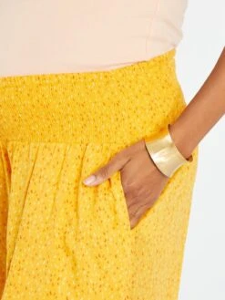 Short Premamá Vaporoso Con Cintura Fruncida - AMARILLO -TrendyModa Ventas short premama vaporoso con cintura fruncida amarillo zt420 1 frb3