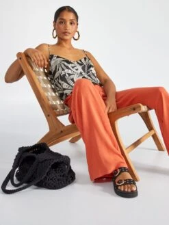 Top Satinado Con Tirantes Finos - NEGRO